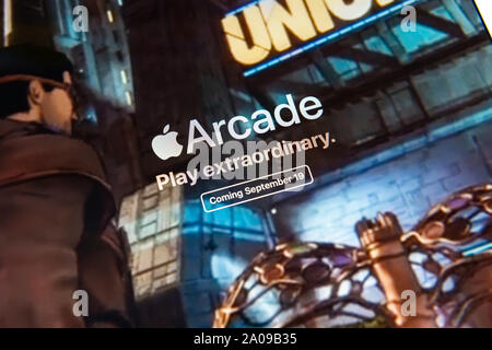 Kiew, Ukraine - 19. September 2019: eine Nahaufnahme von apple.com Website mit einer Ansage über Apple Inc. offiziell die Apple Arcade freigegeben, t Stockfoto