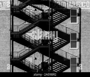 Lange Schatten von Notausgang Stockfoto