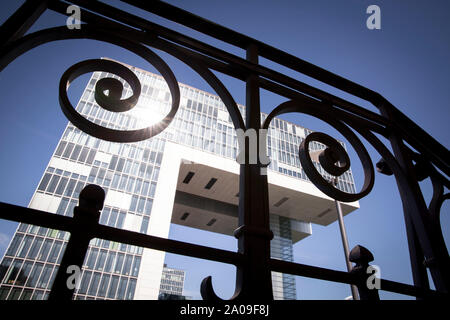 Kranhaus Süd im Rheinauer Hafen, schmiedeeisernen Geländer am alten Hafen Büro, Köln, Deutschland. Kranhaus Süd im Rheinauhafen, schmiedee Stockfoto