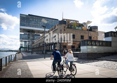 Die Kranhäuser im Rheinauer Hafen, Radfahrer, Köln, Deutschland. Kranhaeuser im Rheinauhafen, Radfahrer, Koeln, Deutschland. Stockfoto