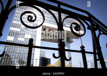 Kranhaus Süd im Rheinauer Hafen, schmiedeeisernen Geländer am alten Hafen Büro, Köln, Deutschland. Kranhaus Süd im Rheinauhafen, schmiedee Stockfoto