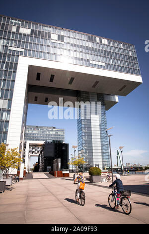 Kranhaus Süd im Rheinauer Hafen, Radfahrer, Köln, Deutschland. Kranhaus Süd im Rheinauhafen, Radfahrer, Koeln, Deutschland. Stockfoto