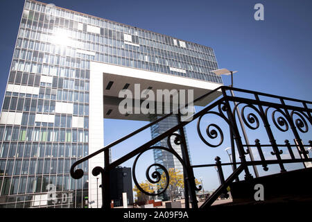 Kranhaus Süd im Rheinauer Hafen, schmiedeeisernen Geländer am alten Hafen Büro, Köln, Deutschland. Kranhaus Süd im Rheinauhafen, schmiedee Stockfoto