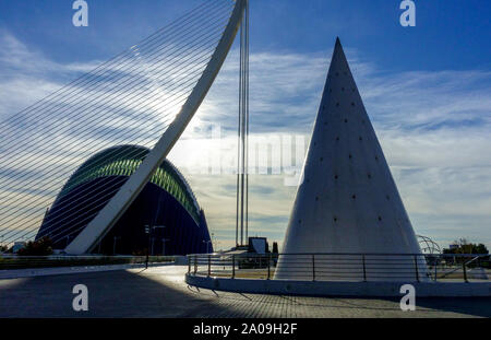 Valencia Spanien Stadtansicht Valencia Stadt der Künste und Wissenschaften, Agora, futuristische Stadt Valencia Brückenkegel in der Morgensonne Moderne spanische Architektur Stockfoto