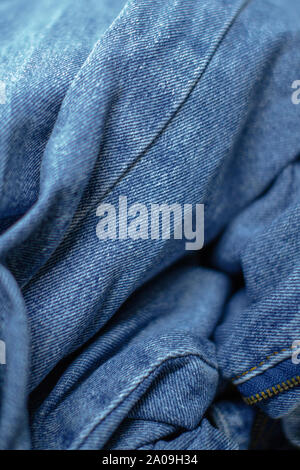 Eine Nahaufnahme von Crinkle blau Jeans Stockfoto