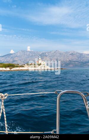 Die Sucuraj Leuchtturm. Es befindet sich auf dem östlichsten Punkt der Insel Hvar in Kroatien. Blick auf den Leuchtturm von Yacht. Urlaub in Kroatien. Sh Stockfoto