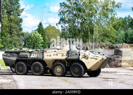 Schützenpanzer in einem militärischen Stadt. Gepanzertes Fahrzeug Intelligenz. Stockfoto