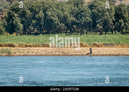 Mann am Ufer des Nil. Ägypten April 2019 Afrika Stockfoto