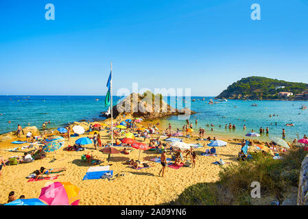 Palamos, Spanien - 24 August, 2019. Touristen genießen Sie ein Sonnenbad auf La Fosca Strand. Palamos, Provinz Girona, Katalonien, Spanien. Stockfoto