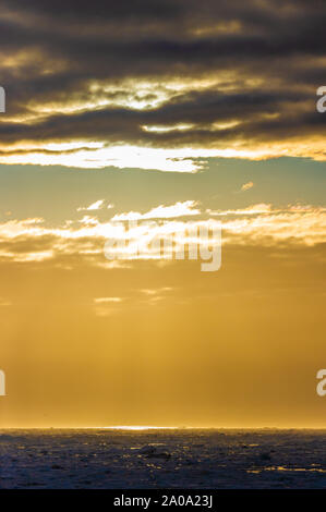 Sonnenuntergang über einen Eisbeutel in den Polarkreis, Nordaustlandet, Svalbard, Norwegen Stockfoto