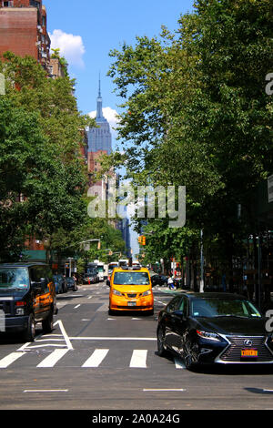 Norden Blick auf die 5th Avenue, von wo aus es am Washington Square Park beginnt mit Empire State Building in der Ferne, in Manhattan am 26. Juli, 2019 in Stockfoto