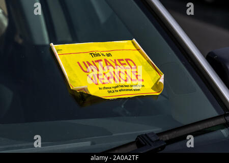 UK unversteuerten Fahrzeug Aufkleber auf der Windschutzscheibe von einem geparkten Auto Stockfoto