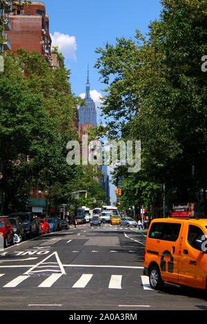 Norden Blick auf die 5th Avenue, von wo aus es am Washington Square Park beginnt mit Empire State Building in der Ferne, in Manhattan am 26. Juli, 2019 in Stockfoto