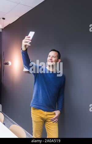 Happy Geschäftsmann unter selfie durch Smart Phone im Büro Stockfoto