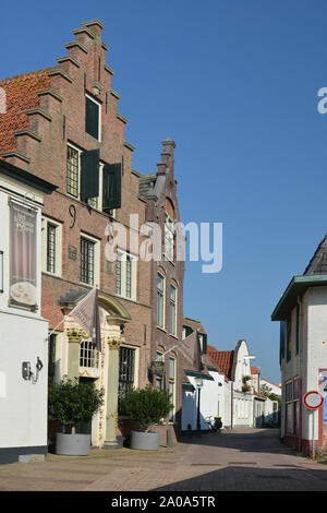 Den Burg, Texel / Niederlande - August 2019: Alte Gebäude in kleinen Seitenstraße der Hauptstadt der Insel Texel Den Burg Stockfoto