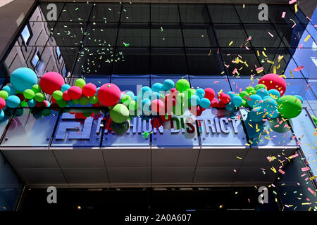 Philadelphia, USA. 19 Sep, 2019. Eröffnung der Fashion District Philadelphia Einkaufszentrum, am 19. September 2019, in Philadelphia, PA. Pennsylvania Real Estate Investment Trust (PREIT) und Macerich entwickelt die ehemalige Galerie Mall bei MarketEast in einen 420 Millionen Dollar, 800.000-square-foot Center City Mall mit bis zu 130 und Unterhaltung der Räume. Credit: OOgImages/Alamy leben Nachrichten Stockfoto