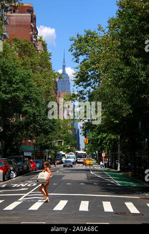 Norden Blick auf die 5th Avenue, von wo aus es am Washington Square Park beginnt mit Empire State Building in der Ferne, in Manhattan am 26. Juli, 2019 in Stockfoto