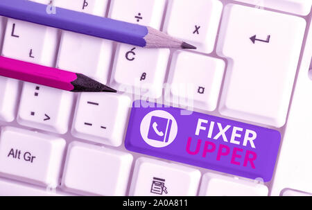 Schreiben Hinweis mit Fixer Upper. Business Konzept für Haus renovierungsbedürftig hauptsächlich verwendete Verbindung mit Kauf Weiß pc-Tastatur mit Hinweis Pape Stockfoto