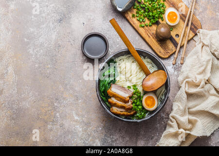 Ramen Schüssel mit Schweinefleisch, Pak Choi und Ei, flach. Stockfoto
