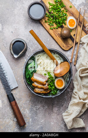 Ramen Schüssel mit Zutaten, Ansicht von oben Stockfoto