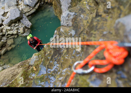 Canyoning Furco Canyon in den Pyrenäen. Stockfoto