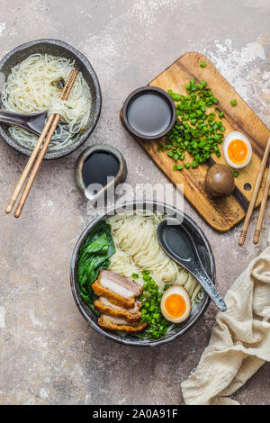 Zwei ramen nodles Schalen, flach Stockfoto