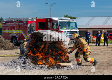 Farmington Hills, Michigan, USA. 19 Sep, 2019. Nach der Einstellung einer Guinness World Record als größte Ball der Welt der Trockner Flusen, die Feuerwehrmänner eine 690-lbs-fusselfreien Ball auf Feuer als eine Warnung über die Gefahr der Trockner Brände durch ungereinigte Lüftungsschlitze. Die US-Regierung sagt über 2.900 home Trockner Brände jedes Jahr auftreten. Eine Entlüftung Reinigung Firma, Trocknerentlüftungsöffnung Assistenten, sammelte die Fusseln von ihren Franchisenehmern. Quelle: Jim West/Alamy leben Nachrichten Stockfoto