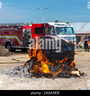 Farmington Hills, Michigan, USA. 19 Sep, 2019. Nach der Einstellung einer Guinness World Record als größte Ball der Welt der Trockner Flusen, die Feuerwehrmänner eine 690-lbs-fusselfreien Ball auf Feuer als eine Warnung über die Gefahr der Trockner Brände durch ungereinigte Lüftungsschlitze. Die US-Regierung sagt über 2.900 home Trockner Brände jedes Jahr auftreten. Eine Entlüftung Reinigung Firma, Trocknerentlüftungsöffnung Assistenten, sammelte die Fusseln von ihren Franchisenehmern. Quelle: Jim West/Alamy leben Nachrichten Stockfoto