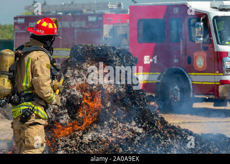 Farmington Hills, Michigan, USA. 19 Sep, 2019. Nach der Einstellung einer Guinness World Record als größte Ball der Welt der Trockner Flusen, die Feuerwehrmänner eine 690-lbs-fusselfreien Ball auf Feuer als eine Warnung über die Gefahr der Trockner Brände durch ungereinigte Lüftungsschlitze. Die US-Regierung sagt über 2.900 home Trockner Brände jedes Jahr auftreten. Eine Entlüftung Reinigung Firma, Trocknerentlüftungsöffnung Assistenten, sammelte die Fusseln von ihren Franchisenehmern. Quelle: Jim West/Alamy leben Nachrichten Stockfoto