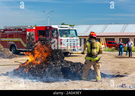 Farmington Hills, Michigan, USA. 19 Sep, 2019. Nach der Einstellung einer Guinness World Record als größte Ball der Welt der Trockner Flusen, die Feuerwehrmänner eine 690-lbs-fusselfreien Ball auf Feuer als eine Warnung über die Gefahr der Trockner Brände durch ungereinigte Lüftungsschlitze. Die US-Regierung sagt über 2.900 home Trockner Brände jedes Jahr auftreten. Eine Entlüftung Reinigung Firma, Trocknerentlüftungsöffnung Assistenten, sammelte die Fusseln von ihren Franchisenehmern. Quelle: Jim West/Alamy leben Nachrichten Stockfoto