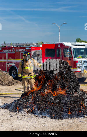 Farmington Hills, Michigan, USA. 19 Sep, 2019. Nach der Einstellung einer Guinness World Record als größte Ball der Welt der Trockner Flusen, die Feuerwehrmänner eine 690-lbs-fusselfreien Ball auf Feuer als eine Warnung über die Gefahr der Trockner Brände durch ungereinigte Lüftungsschlitze. Die US-Regierung sagt über 2.900 home Trockner Brände jedes Jahr auftreten. Eine Entlüftung Reinigung Firma, Trocknerentlüftungsöffnung Assistenten, sammelte die Fusseln von ihren Franchisenehmern. Quelle: Jim West/Alamy leben Nachrichten Stockfoto