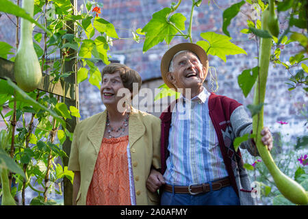 Zwei ältere Menschen genießen einen sinnesgarten, mit Pflanzen, die um Sie herum, Großbritannien Stockfoto