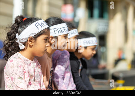 Vier junge Kinder in einem kasmiri Protes, Großbritannien Stockfoto