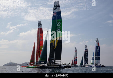 China SailGP Team mit Skipper von Phil Robertson und Australien SailGP Team mit Skipper von Tom Slingsby führt die Flotte von der Startlinie als die Mannschaften, die an der ersten offiziellen Praxis Rennen vor der endgültigen SailGP Ereignis der Saison 1 in Marseille, Frankreich. Stockfoto