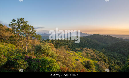 Mestre Alvaro Berg von oben von Vitoria mit der Stadt Wald Atlantik im Vordergrund gesehen. Vitoria, Hauptstadt des Bundesstaates Espirito Santo, Brasilien. Stockfoto