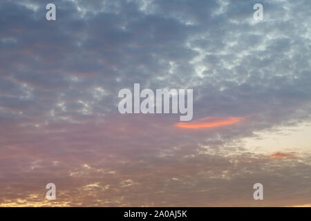 Schönen Farben des dramatischen Sonnenuntergang Himmel und Wolken mit dramatischen goldenen Licht Stockfoto