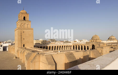 Panorama von der Großen Moschee von Kairouan, die auch als Moschee von Uqba bekannt, ist eine Moschee in der UNESCO Weltkulturerbe Stadt von Kairouan gelegen Stockfoto