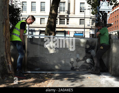 Die Techniker von Kunst Restaurierung Firma Ort eine Schutzhülle um den Banksy Wandmalerei, die folgenden Aussterben Rebellion Klimawandel Proteste, Marble Arch, London erschienen, ist für die Zukunft zu erhalten. Stockfoto