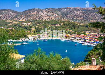 Luftaufnahme von iconic Paradies Sandstrände mit türkisblauem Meer in komplexen Inseln von Agios Nikolaos und Mourtos in Sivota, Epirus, GRIECHENLAND Stockfoto