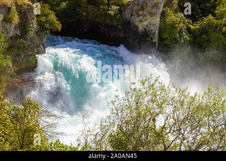 Die Huka Falls sind eine Reihe von Wasserfällen auf der Waikato River Stockfoto