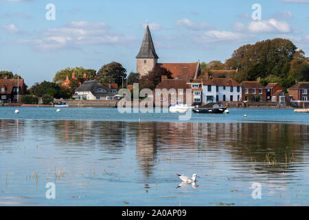 Flut in dem malerischen Dorf Bosham, der Kirche der Heiligen Dreifaltigkeit, Chichester Harbour, West Sussex, England, Großbritannien Stockfoto