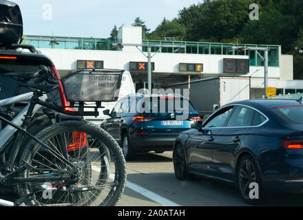 Dijon, Burgund/Frankreich - 27. August 2019: Viele Autos durch Mautstellen in schweren Sommerurlaub Verkehr auf der französischen Autobahn system Stockfoto