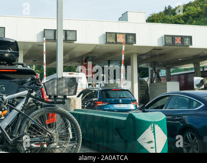 Dijon, Burgund/Frankreich - 27. August 2019: Viele Autos durch Mautstellen in schweren Sommerurlaub Verkehr auf der französischen Autobahn system Stockfoto