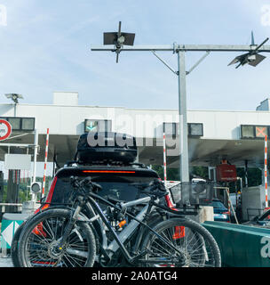 Dijon, Burgund/Frankreich - 27. August 2019: Viele Autos durch Mautstellen in schweren Sommerurlaub Verkehr auf der französischen Autobahn system Stockfoto