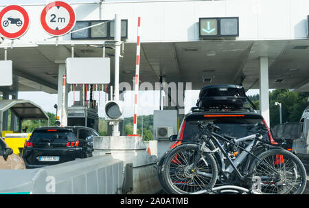 Dijon, Burgund/Frankreich - 27. August 2019: Viele Autos durch Mautstellen in schweren Sommerurlaub Verkehr auf der französischen Autobahn system Stockfoto