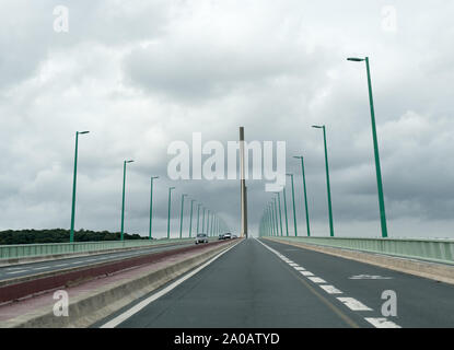 Caudebec-en-Caux, Seine-Maritime/Frankreich - 13. August 2019: Pkw und Lkw Überqueren der Brotonne Brücke über den Fluss Seine in der Normandie Stockfoto