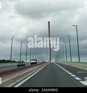 Caudebec-en-Caux, Seine-Maritime/Frankreich - 13. August 2019: Pkw und Lkw Überqueren der Brotonne Brücke über den Fluss Seine in der Normandie Stockfoto