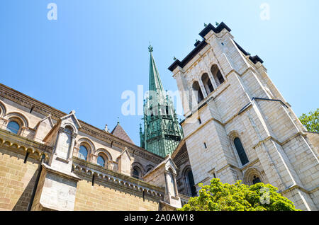 Fassade der Kathedrale St. Pierre in Genf, Schweiz. Als Römisch-katholische Kathedrale gebaut, wurde aber Evangelisch-reformierten Kirche Kirche während der Reformation. Wahlheimat Kirche von Johannes Calvin. Stockfoto