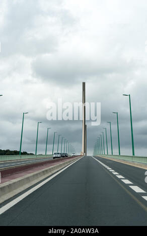 Caudebec-en-Caux, Seine-Maritime/Frankreich - 13. August 2019: Autos überqueren Der brotonne Brücke über den Fluss Seine in der Normandie Stockfoto