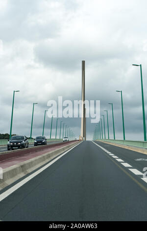 Caudebec-en-Caux, Seine-Maritime/Frankreich - 13. August 2019: Autos überqueren Der brotonne Brücke über den Fluss Seine in der Normandie Stockfoto